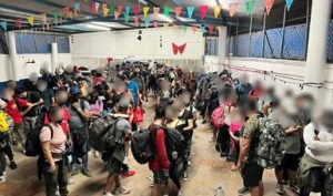 Al catear un inmueble en Tapachula fueron localizados 134 personas extranjeras Al catear un inmueble en Tapachula fueron localizados 134 personas extranjeras
