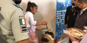 Como en tianguis de barrio, una señora vendió tlayudas en la sala de llegadas del AIFA Como en tianguis de barrio, una señora vendió tlayudas en la sala de llegadas del AIFA