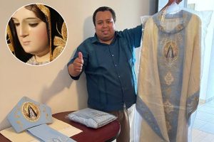 Reciben los ornamentos conmemorativos al Centenario de la Coronación de la Virgen de la Soledad Reciben los ornamentos conmemorativos al Centenario de la Coronación de la Virgen de la Soledad