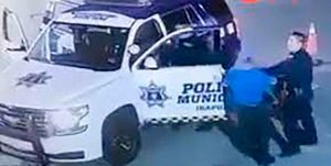 Despiden a policías por golpear a ciudadanos Despiden a policías por golpear a ciudadanos