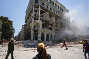 Explosión en un hotel de lujo en La Habana, Cuba, deja 18 muertos y 64 heridos. Explosión en un hotel de lujo en La Habana, Cuba, deja 18 muertos y 64 heridos.
