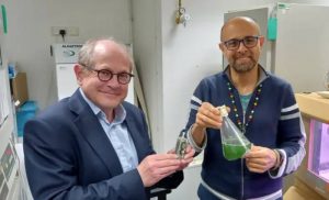 Científicos logran que un recipiente con algas marinas alimente de energía a una computadora por seis meses Científicos logran que un recipiente con algas marinas alimente de energía a una computadora por seis meses