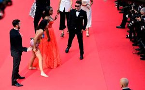«Dejen de violarnos»: mujer salió con body paint en la alfombra roja del Festival de Cannes «Dejen de violarnos»: mujer salió con body paint en la alfombra roja del Festival de Cannes