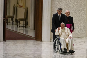 Papa Francisco aparece en silla de ruedas tras problema en la rodilla Papa Francisco aparece en silla de ruedas tras problema en la rodilla