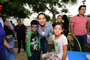 Disfrutan de brigada nocturna familias de campestre de las flores Disfrutan de brigada nocturna familias de campestre de las flores