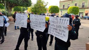 Elementos de la policía municipal de Irapuato se manifiestan por asesinato de sus comandantes Elementos de la policía municipal de Irapuato se manifiestan por asesinato de sus comandantes