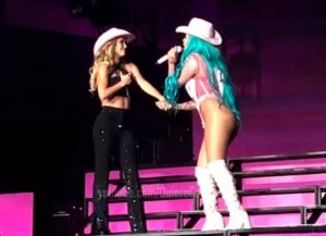 Anahí de regreso a los escenarios junto a Karol G Anahí de regreso a los escenarios junto a Karol G