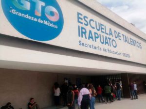 Se manifiestan padres de familia de la escuela de talentos Se manifiestan padres de familia de la escuela de talentos