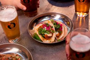 Presentan iniciativa para prohibir consumo mínimo en establecimientos de venta de bebidas alcohólicas Presentan iniciativa para prohibir consumo mínimo en establecimientos de venta de bebidas alcohólicas