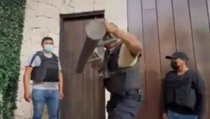 Con golpes de ariete abren la puerta de una casa del presidente nacional del PRI para catearla Con golpes de ariete abren la puerta de una casa del presidente nacional del PRI para catearla