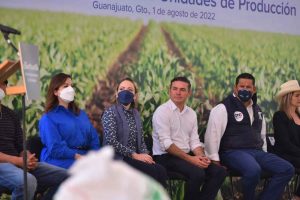 Navarro y Diego hacen equipo para elevar la productividad del campo capitalino y potenciar el desarrollo académico de las y los jóvenes Navarro y Diego hacen equipo para elevar la productividad del campo capitalino y potenciar el desarrollo académico de las y los jóvenes