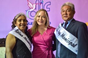 Samantha Smith coronó a reyes municipales de los adultos mayores Samantha Smith coronó a reyes municipales de los adultos mayores