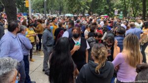 Mamá Mexicana opta por tranquilizar a su hija con un método efectivo. Mamá Mexicana opta por tranquilizar a su hija con un método efectivo.