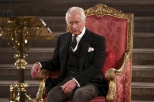 A días de ocupar el trono, Carlos III “amaga” con despedir a trabajadores A días de ocupar el trono, Carlos III “amaga” con despedir a trabajadores