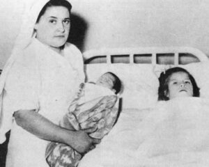 La madre más joven de la historia. La madre más joven de la historia.