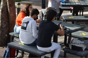 Adolescentes encuestados en Irapuato consumen más alcohol y hacen menos deporte. Adolescentes encuestados en Irapuato consumen más alcohol y hacen menos deporte.