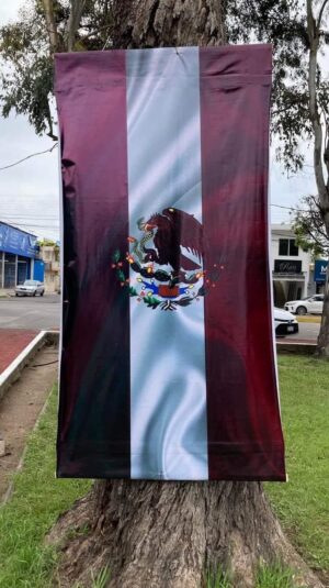 Cambian el color de la bandera mexicana al guinda morenista en Nayarit Cambian el color de la bandera mexicana al guinda morenista en Nayarit
