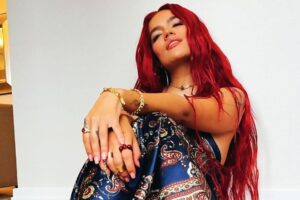 Karol G sufre de nuevo caída en escenario. Karol G sufre de nuevo caída en escenario.