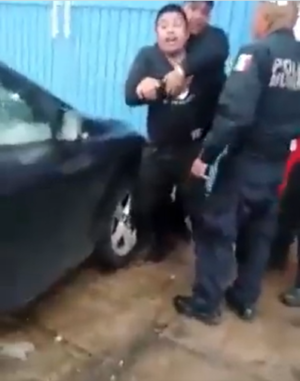 Por no dejarlos meter a la fila de los pollos; policías detienen a ciudadano Por no dejarlos meter a la fila de los pollos; policías detienen a ciudadano