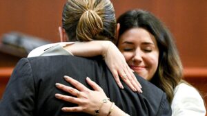 Confirman romance Johnny Depp y su abogada. Confirman romance Johnny Depp y su abogada.