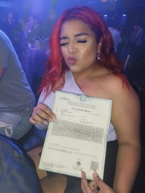 Mujer celebra su libertad. Mujer celebra su libertad.