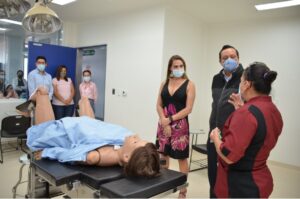 Médicos se capacitan con simulador «Noelle» para mejorar la atención reproductiva de las guanajuatenses. Médicos se capacitan con simulador «Noelle» para mejorar la atención reproductiva de las guanajuatenses.