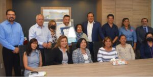 El Sistema de Salud de Guanajuato reconoció a Mariana Montiel Trujillo por 31 años de servicio. El Sistema de Salud de Guanajuato reconoció a Mariana Montiel Trujillo por 31 años de servicio.