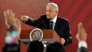 Defensores del INE “Lambiscones, racistas, clasistas, aspirantes a fifís”, AMLO Defensores del INE “Lambiscones, racistas, clasistas, aspirantes a fifís”, AMLO