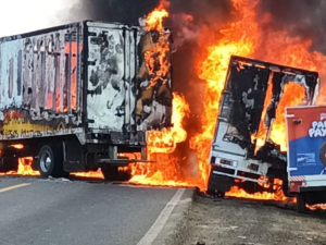 Normalistas queman vehículos en Michoacán Normalistas queman vehículos en Michoacán