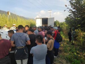 Abandonan a migrantes al interior de caja de camión en Chiapas Abandonan a migrantes al interior de caja de camión en Chiapas