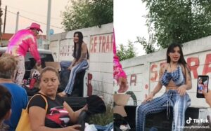 Karely Ruiz vende su ropa en el mercado Karely Ruiz vende su ropa en el mercado