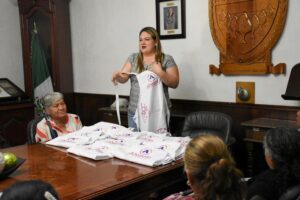 Chío Cervantes agradece a grupo de Cocineras Tradicionales Chío Cervantes agradece a grupo de Cocineras Tradicionales