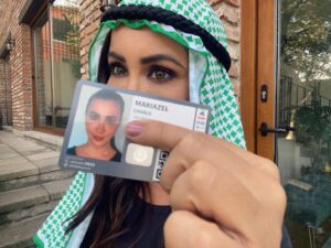 Corren a Mariazel de una playa en Qatar Corren a Mariazel de una playa en Qatar