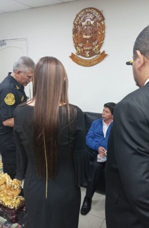 Detienen a presidente de Perú, tras anunciar disolución del congreso Detienen a presidente de Perú, tras anunciar disolución del congreso