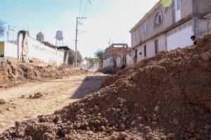 SUPERVISAN REHABILITACIÓN DE CALLE EN COMUNIDAD SERRANO SUPERVISAN REHABILITACIÓN DE CALLE EN COMUNIDAD SERRANO