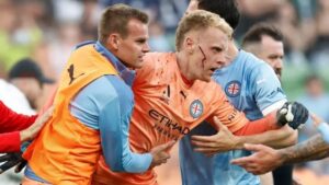 Aficionados entran al campo y agreden a portero Aficionados entran al campo y agreden a portero