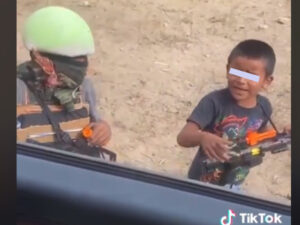 Niños juegan y arman reten con armas de juguete Niños juegan y arman reten con armas de juguete