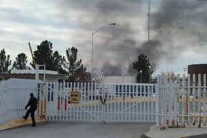 27 reos prófugos, 17 muertos y 13 heridos tras motín en Cd. Juárez 27 reos prófugos, 17 muertos y 13 heridos tras motín en Cd. Juárez