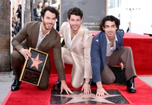 Los Jonas Brothers reciben su estrella en Hollywood Los Jonas Brothers reciben su estrella en Hollywood