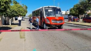 Muere mujer atropellada; su ropa se atoró en la puerta del camión Muere mujer atropellada; su ropa se atoró en la puerta del camión