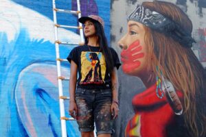 Artista chicana trabajó con la NFL para crear arte del Super Bowl LVII Artista chicana trabajó con la NFL para crear arte del Super Bowl LVII