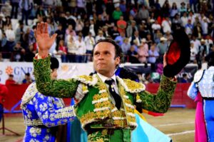 Genio y figura en sus 2 toros, Fermín Armillita y Hermosillo tesoneros y al tercio Genio y figura en sus 2 toros, Fermín Armillita y Hermosillo tesoneros y al tercio