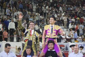 El Zapata y El Cejas salieron a hombros, Gamero muy torero con sus caballos El Zapata y El Cejas salieron a hombros, Gamero muy torero con sus caballos