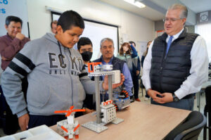 Pablo Alexander un alumno con autismo, sobresale en la Robótica Educativa. Pablo Alexander un alumno con autismo, sobresale en la Robótica Educativa.