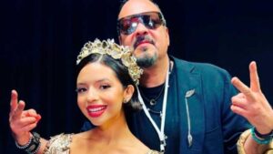 Pepe Aguilar enfurece con reportero por lanzar pregunta indiscreta a Ángela Aguilar Pepe Aguilar enfurece con reportero por lanzar pregunta indiscreta a Ángela Aguilar