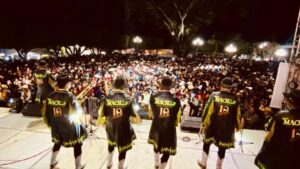 Baile y canto con la presentación de la «Banda Mach» en Pueblo Nuevo. Baile y canto con la presentación de la «Banda Mach» en Pueblo Nuevo.