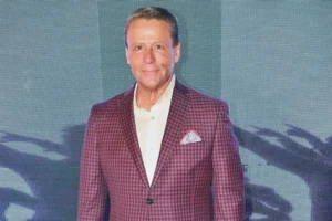 Se prende en llamas camioneta de Alfredo Adame en plena vía pública de CDMX Se prende en llamas camioneta de Alfredo Adame en plena vía pública de CDMX