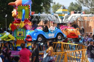 DISFRUTAN EN FAMILIA DE EVENTO PREFERIAL DISFRUTAN EN FAMILIA DE EVENTO PREFERIAL