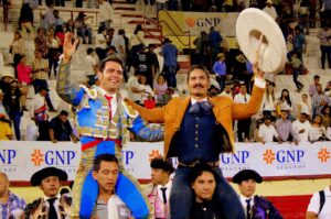 EL CEJAS Y GAMERO A HOMBROS EN LA CORRIDA DE FERIA EL CEJAS Y GAMERO A HOMBROS EN LA CORRIDA DE FERIA