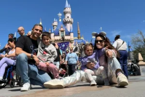 Tras anunciar separación, Tania Rincón se va de vacaciones a Disney en familia Tras anunciar separación, Tania Rincón se va de vacaciones a Disney en familia